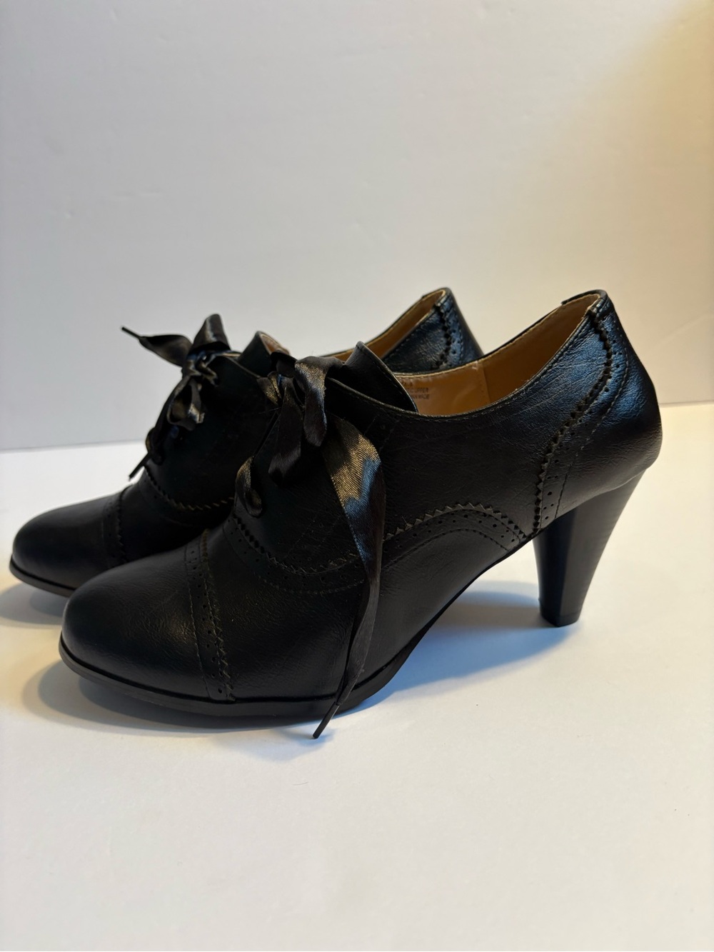 Chase + Chloe Black Vintage Wingtip Oxford Ribbon cone heels Size 10 fit smaller